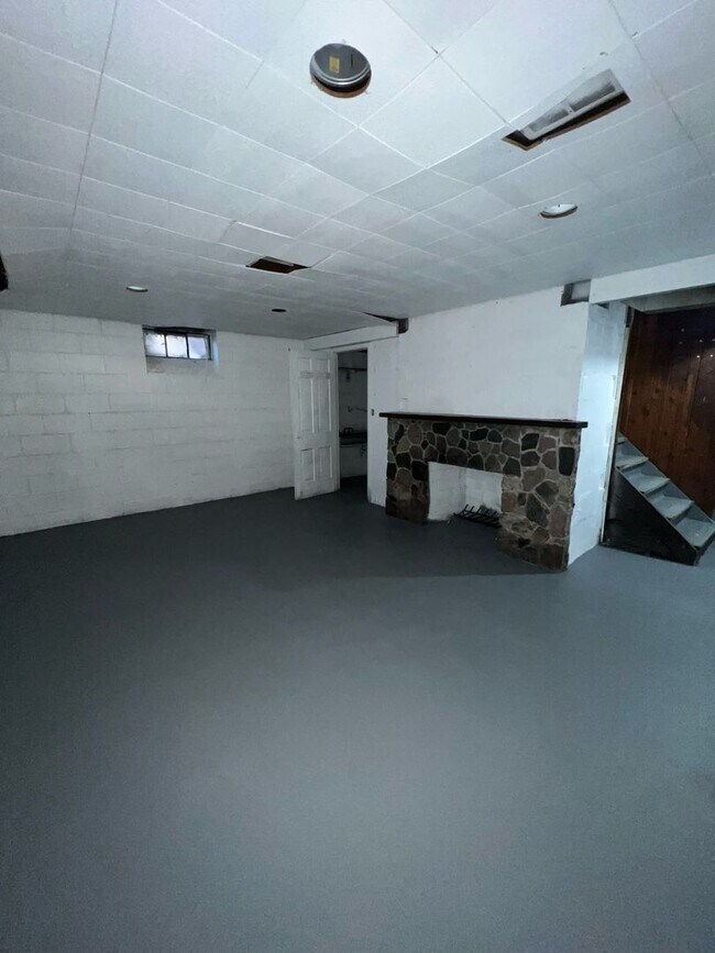 Building Photo - Cozy Westside Home COMING SOON