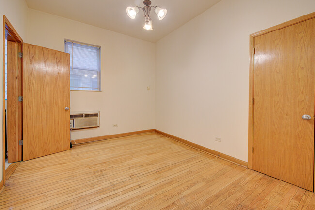 Building Photo - 4518 N Sheridan Rd