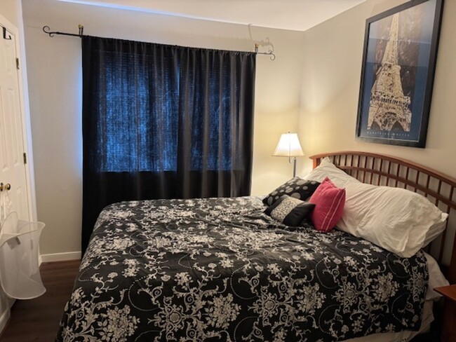 Foto del edificio - Apartment Located Minutes from Downtown Le...
