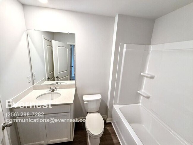 Building Photo - 3-Bedroom, 2.5-Bathroom Home in a Convenie...
