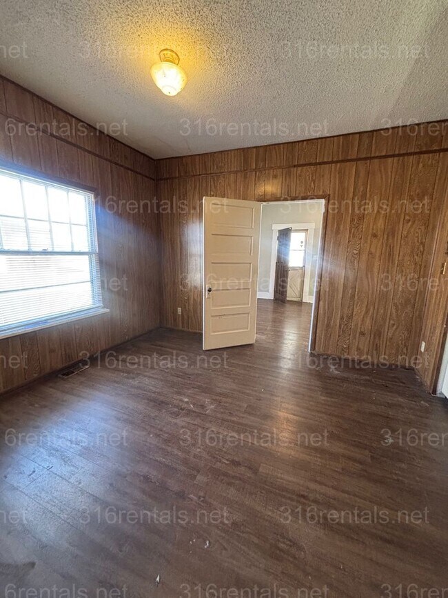 Building Photo - Three bedroom one bath freshly painted house available NOW!