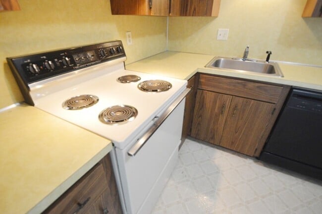 Building Photo - Holden Condo: 1 Bed 1 Bath