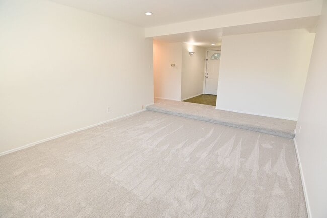 Building Photo - 5659 Lathrop Dr