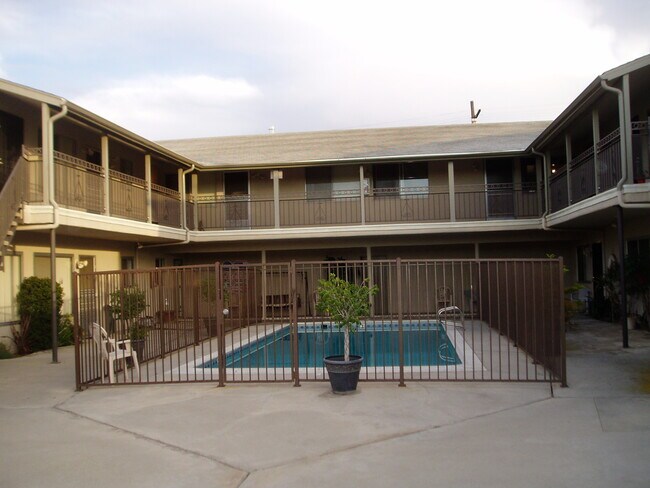 Building Photo - 2620 Apple Ave