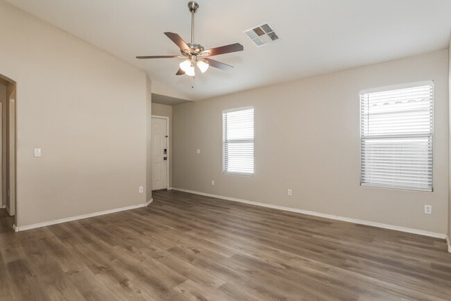 Foto del edificio - 32647 N Cherry Creek Rd