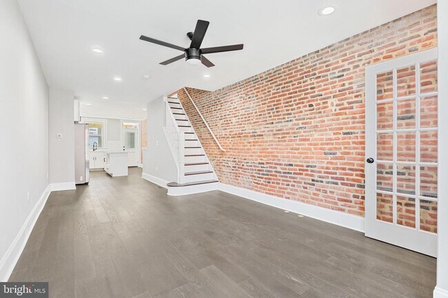 Sala de estar que muestra las escaleras (1 de 2) - 263 S Robinson St