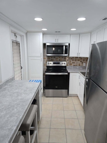 Building Photo - 3150 N Palm Aire Dr