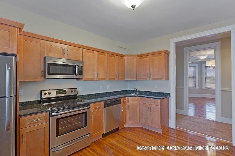 Building Photo - 94 Gladstone St