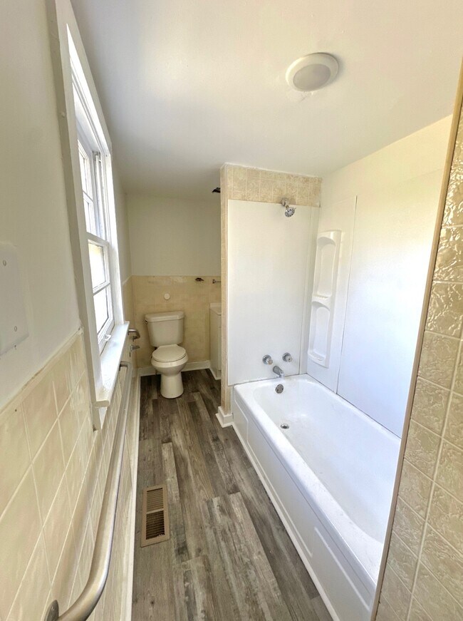 Building Photo - 1254 Lewis St