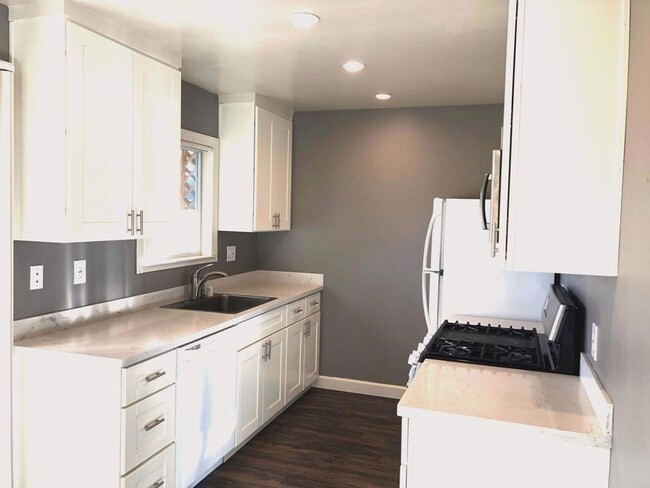 Foto del edificio - 465 Calderon Avenue, Unit 24