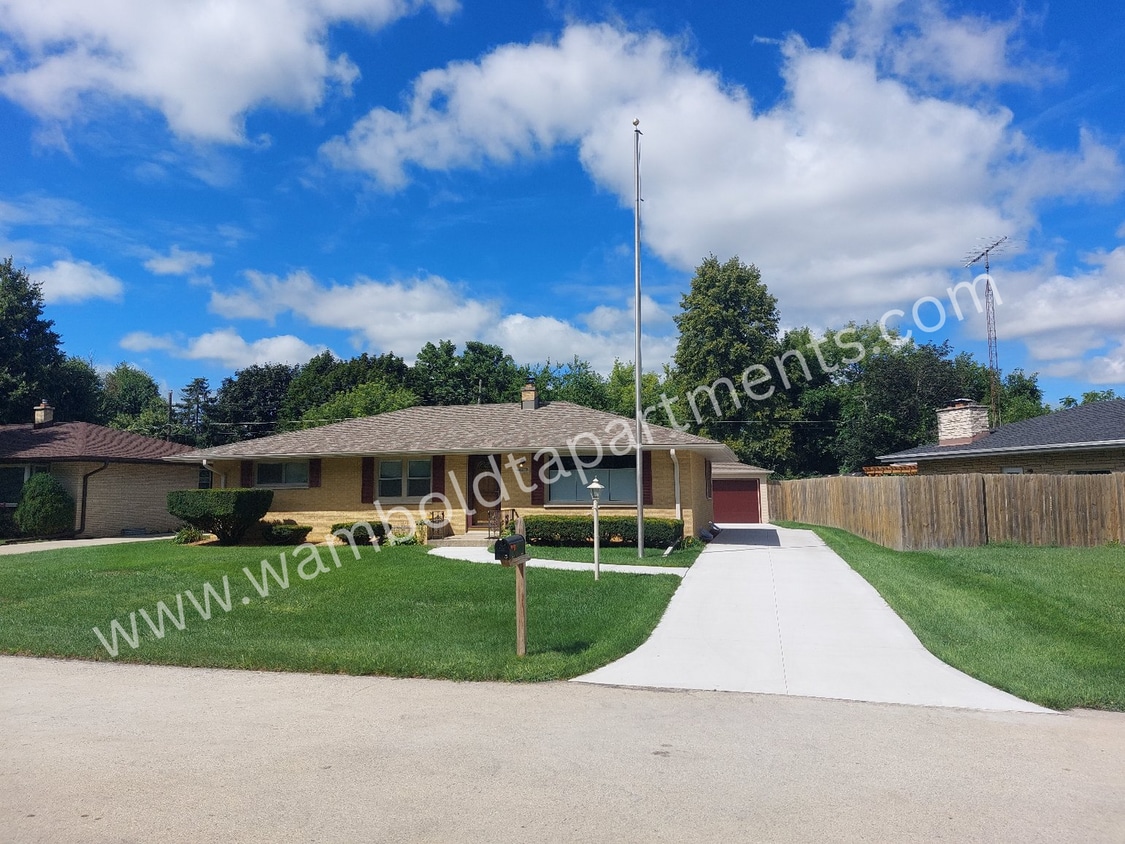 Primary Photo - 3 bedroom 1.5 bath brick ranch home with f...
