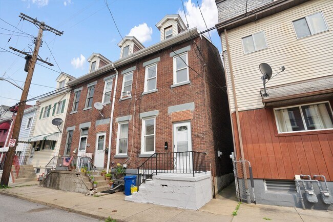Building Photo - Newly renovated 2 Bed, 1 Bath w/ Bonus Room, Central AC, Laundry - Available October 1st!