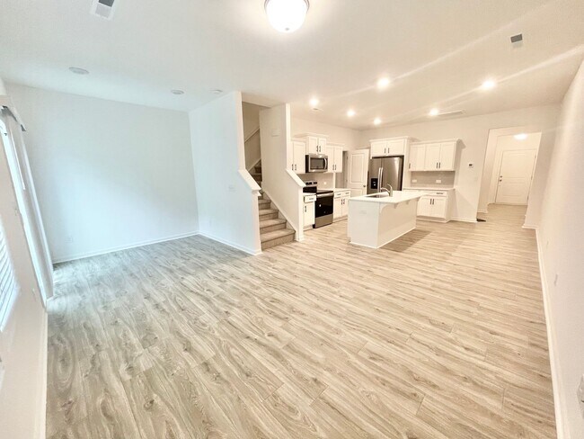 Building Photo - Brand New Townhomes!  Free month of Rent! ...