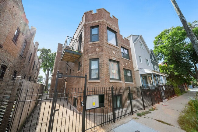 Foto del edificio - 3014 N California Ave