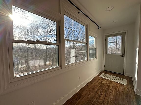 Building Photo - 105 Meadowview Dr