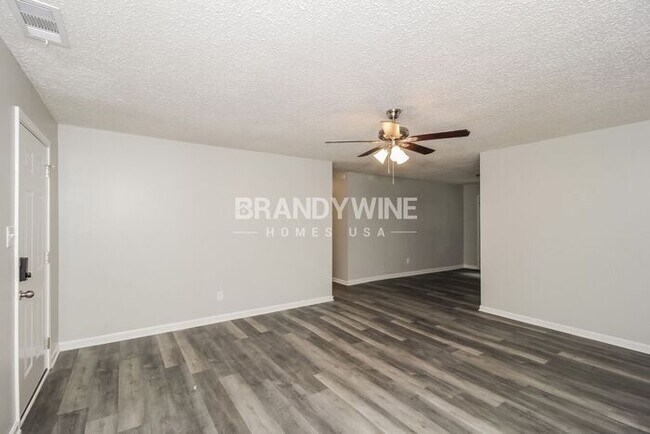 Building Photo - MOVE IN SPECIAL - Available for immediate ...