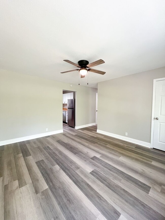 Building Photo - Completely Remodeled Home in Clarksville, TN – Just Off Madison Street!