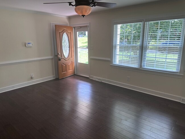 Building Photo - Beautiful 3 Bedroom Home in Windsor Park!!