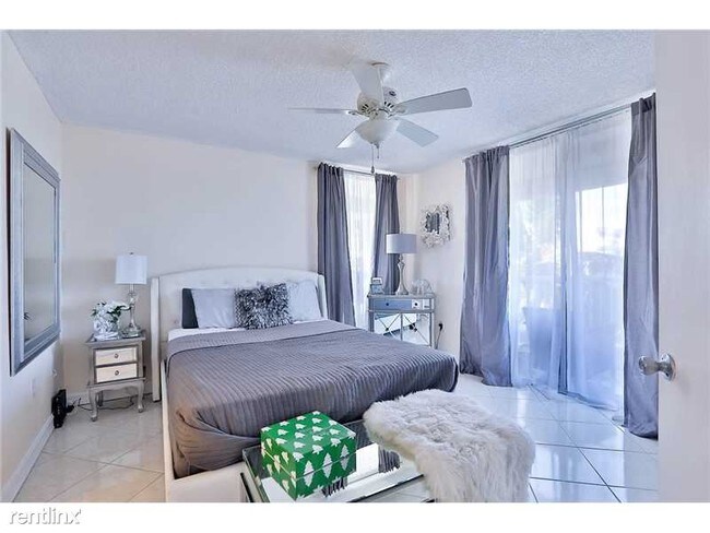 Building Photo - 7832 Collins Ave