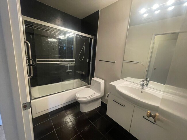 Foto del edificio - 1 BEDROOM / 1 BATH CONDO AVAILABLE AT WATERGATE COMPLEX IN EMERYVILLE!!!