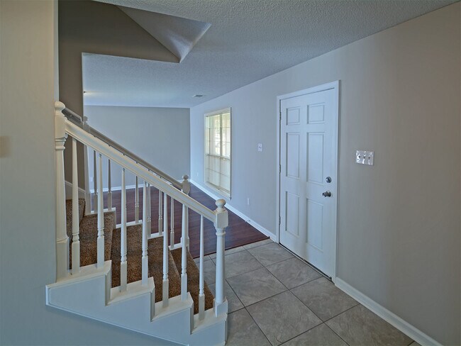 Foto del edificio - 5 Bed, 3.5 bath over 3300 square feet with 2 master suites near Hacks Cross and 385