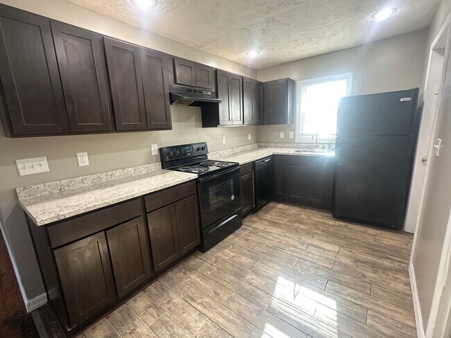 Foto del edificio - Comfortable 3 Bedroom Home with Fenced Backyard