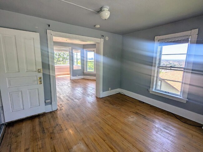 Building Photo - 1802 W 3rd St