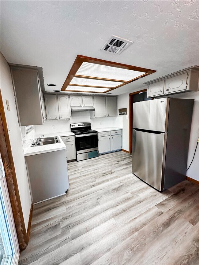 Foto del edificio - 6910 SW Forest Ave