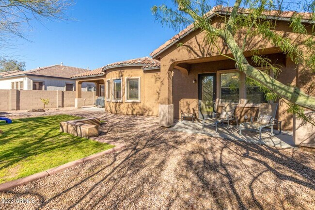 Foto del edificio - 5 BEDROOM + 3 BATH SINGLE LEVEL HOME IN SO...