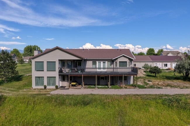 Building Photo - Spacious Furnished Home with Mountain Views and Room to Enjoy