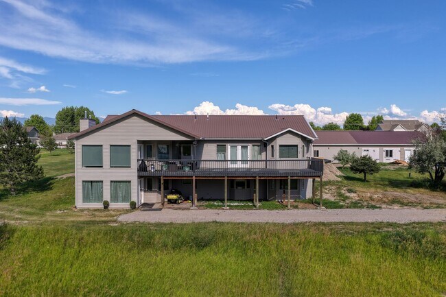 Foto del edificio - Spacious Furnished Home with Mountain Views and Room to Enjoy