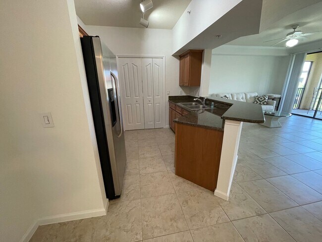Foto del edificio - ANNUAL RENTAL - POSITANO PLACE-1 BED/1 BATH WITH LAKE VIEW AND NEW APPLIANCES!