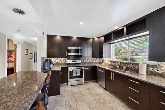 cocina espaciosa - 4715 Marquette Ave NE