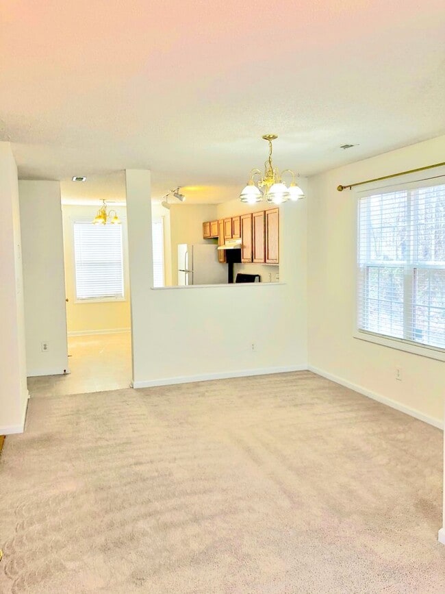 Foto del edificio - Beautiful Must See 3 Bedroom with Deck and Garage, minutes from Duke!