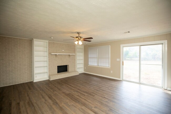 Building Photo - ** 4 Bed 2 Bath located in Rosemont Height...