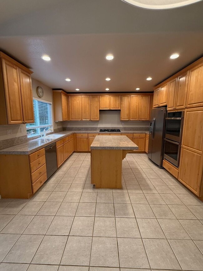 Foto del edificio - Spacious 4 Bedroom Home for Rent in Desirable Fountain Grove