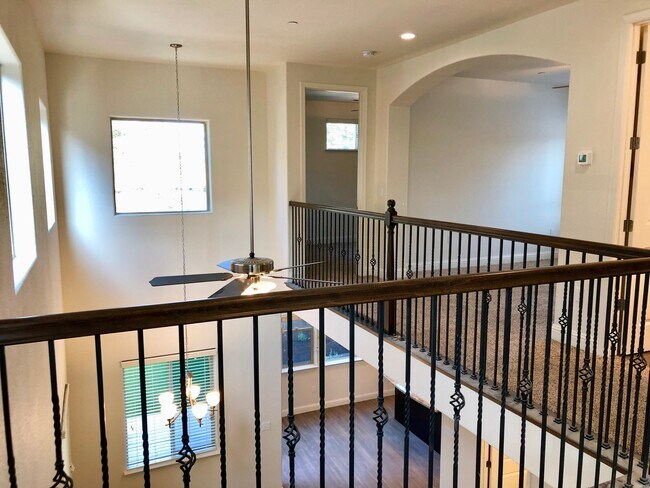Building Photo - $2,250 Bullard & West, 2 Bedroom + Office ...