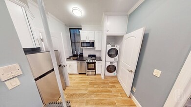 Building Photo - 221 E 83rd St