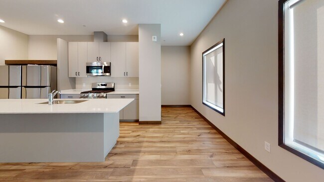 Foto del edificio - 6 bed 3  bath townhome in DINKYTOWN
