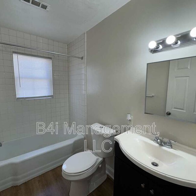 Foto del edificio - 809 Fletcher Ave