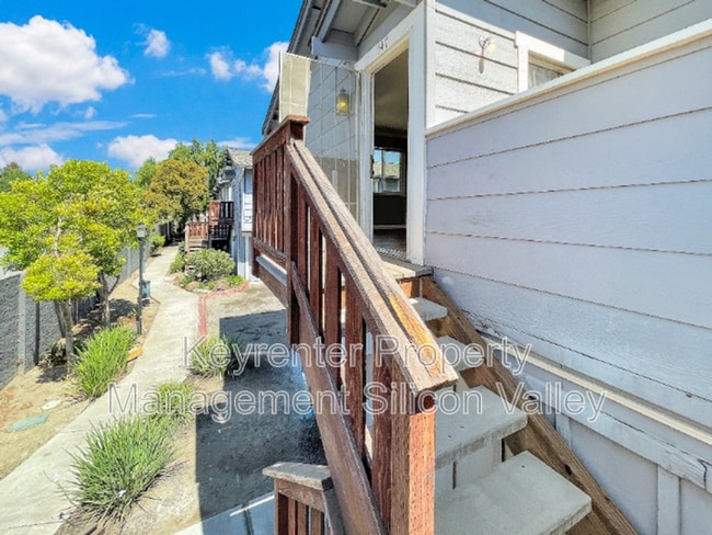 Building Photo - 547 Groth Pl