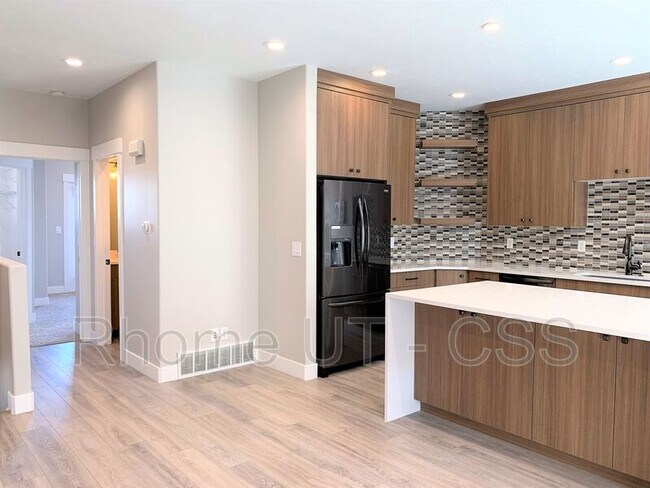 Building Photo - 14855 S Treseder St
