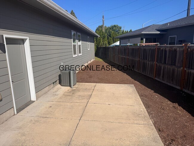 Foto del edificio - 3 Bedrooms | 2 Bathrooms | 1,800 Sq. Ft. |...