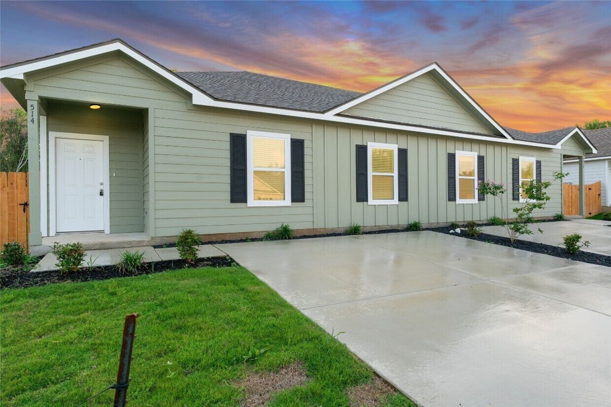 Primary Photo - Stunning New Duplex Home in Seguin
