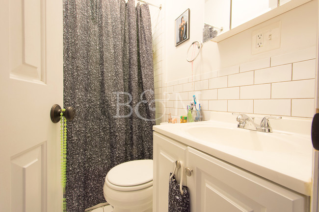 Building Photo - Cozy 3 bedroom with exposed brick in BedStuy