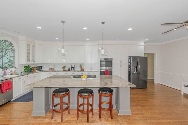 Foto del edificio - Luxury 5-bedroom 4-bath home in the beautiful city of Alpharetta