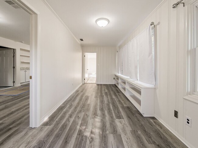 Building Photo - Freshly Updated 3-Bedroom Home in Farmington Hills!