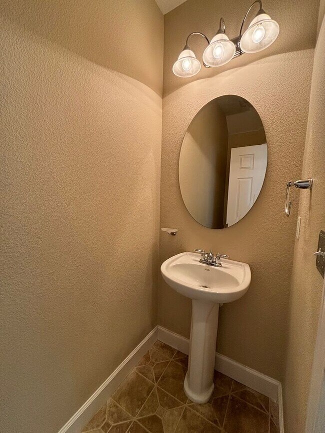 Building Photo - Cute, quiet townhome in Carson City