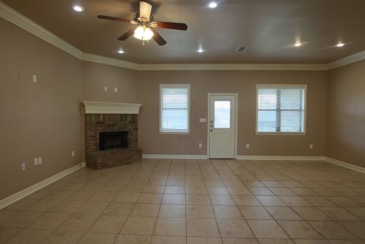 Foto principal - 4 Bed 2 Bath in Guinn Estates! Community P...