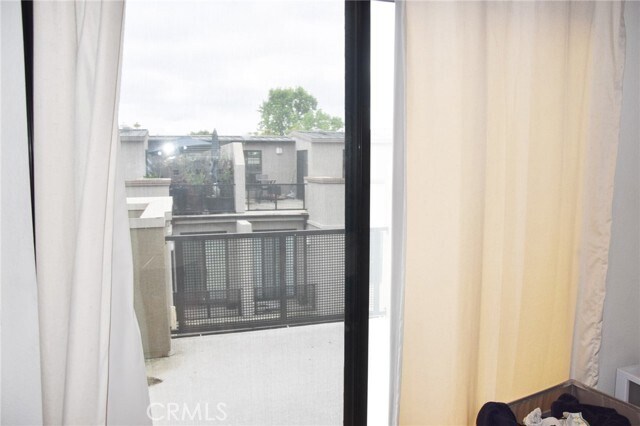 Building Photo - 523 W Maple Ave